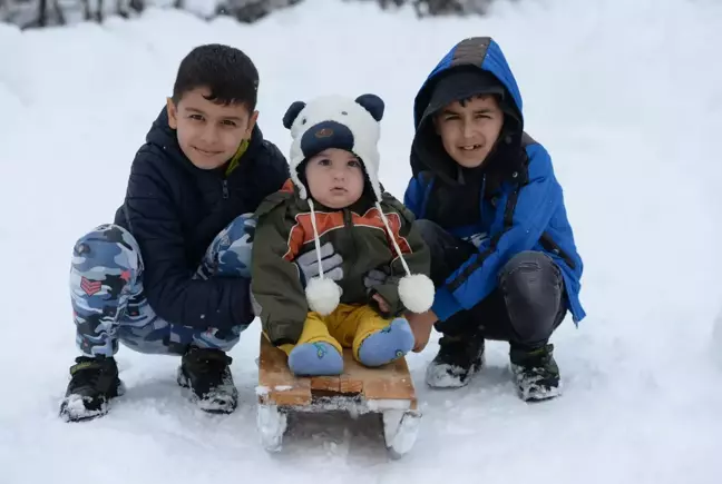 Çocukların kızaklı kayak keyfi