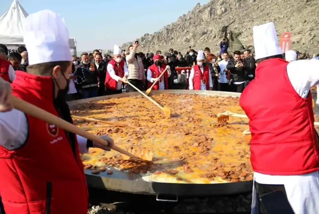 Dövme Sucuk Festivali'nde dünyanın en büyük sucuklu yumurtası