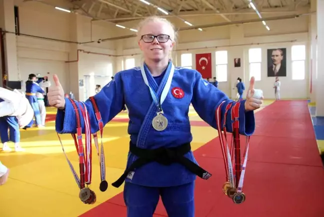 Albino hastası Cahide'nin judo sporunda 7 yıldır sırtı yere gelmiyor