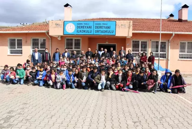 İş insanları 'Gülümse Gülümset' projesiyle köy okullarında eğitim gören çocuklar için yola koyuldu