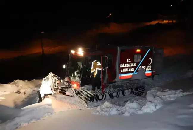 Yolu kapanan köyde mahsur kalan hastayı, ekipler kurtardı