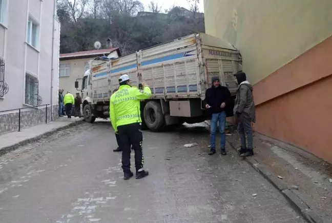 Tokat'ta geri geri kayan kamyon apartmana daldı