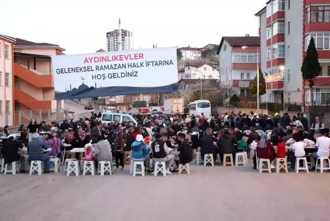 Son dakika yerel: Pandemi sonrası geleneksel mahalle iftarı Aydınlıkevler'de gerçekleşti