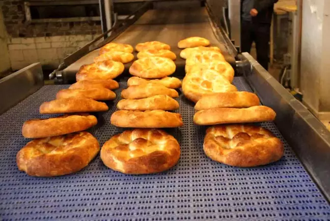 Erzurum'da fırıncılarda Ramazan pidesi mesaisi