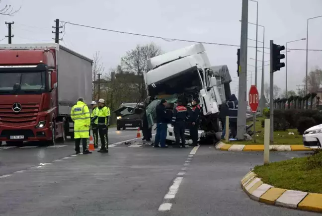 Su yüklü tır ışıklarda duramayarak önündeki tıra çarptı: 1 yaralı