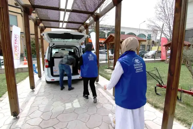 Kapı kapı gezen gönüllü tim, yetim aile ve çocuklarına mutluluk dağıtıyor