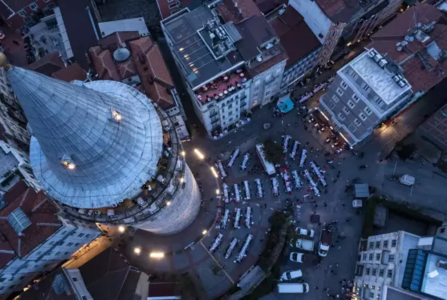 Galata Kulesi çevresindeki iftar sofrası, esnaf ve turistleri buluşturdu