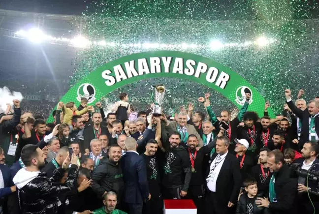 Sakaryaspor taraftarı şampiyonluğu kutluyor (3)