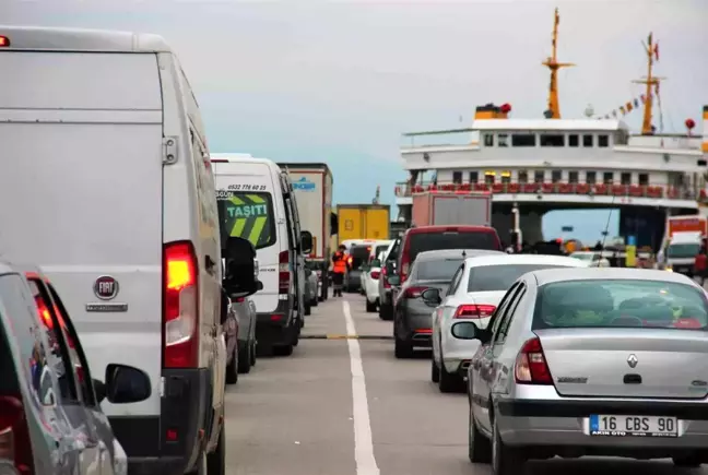 Tatilciler dönüş yolunda feribotlarda yoğunluk oluşturdu