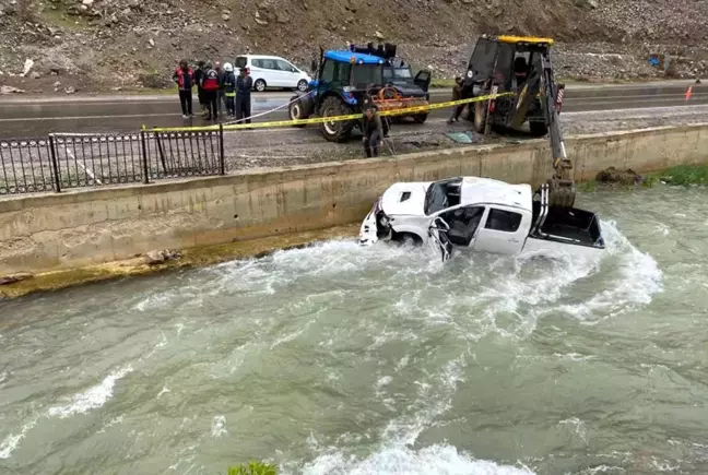 Son dakika haber! Kamyonet dereye uçtu: 2 ölü, 3 yaralı