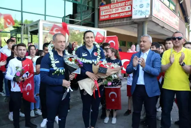 Dünya üçüncüsü olan milli boksör Güneri'ye coşkulu karşılama