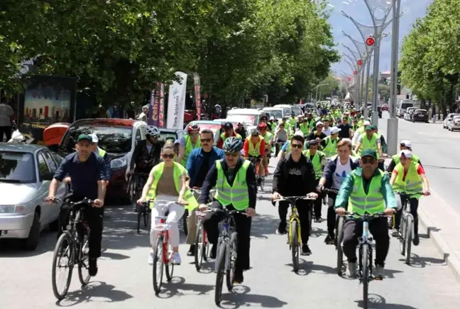 Onlarca bisikletçi bağımlılığa karşı pedal çevirdi