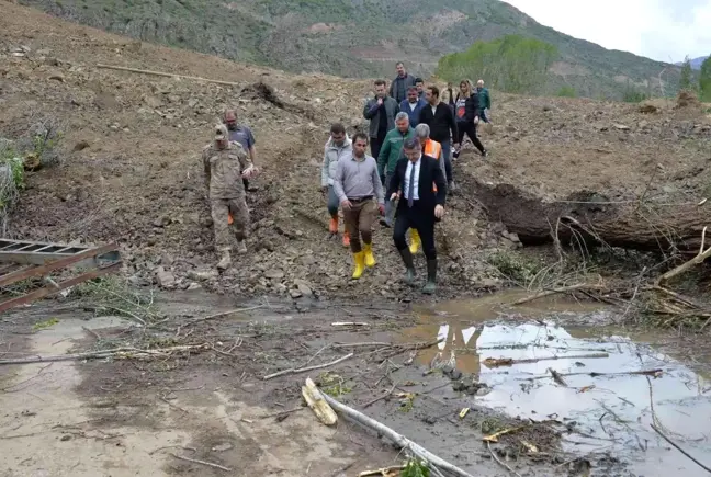 Erzurum'da heyelan nedeniyle 2 işçi yaralandı, 10 ev boşaltıldı... Vali Memiş heyelan bölgesine iş makinasının kepçesiyle taşındı