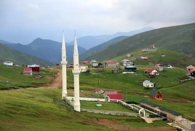 561 yıldır çimen üzerinde Cuma namazı kılınıyor