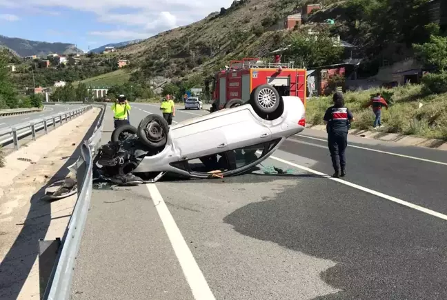 Gümüşhane'de lastiği patlayan otomobil takla attı: 2 yaralı