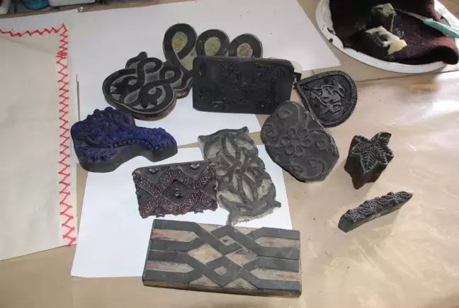 Milattan önceye dayanan kök boya ve dek sanatı, kumaşların üzerinde yaşatılıyor