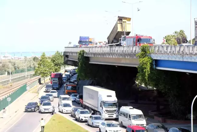 Son dakika haberleri... Dorsesi açılan tır, levha direklerini devirdi: 1 yaralı