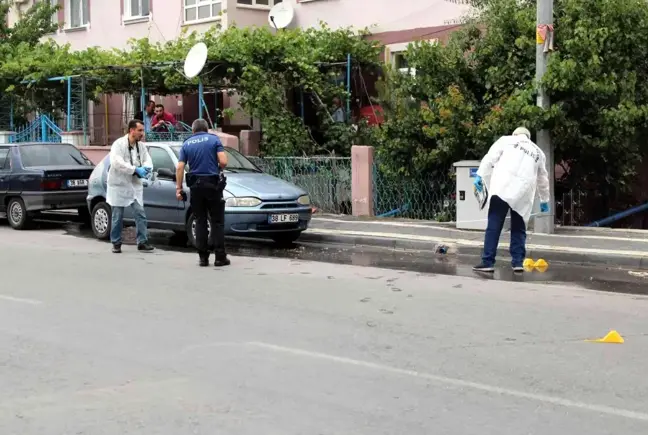 Boşandığı eşi ve arkadaşına sokak ortasında kurşun yağdırdı
