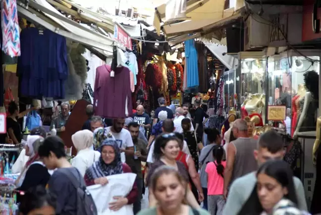 İzmir'deki Tarihi Kemeraltı Çarşısı'nda bayram hareketliliği