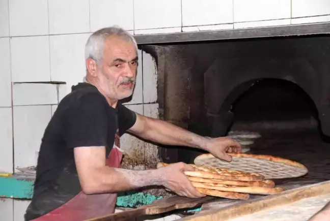 Fırıncıların sıcakta ekmek mücadelesi: Dışarısı 40, içerisi 100 derece