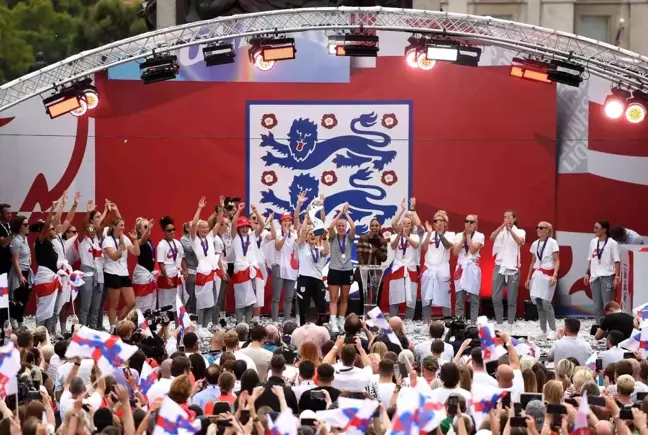 Londra'da binlerce kişi kadın futbol takımının şampiyonluğunu kutladı