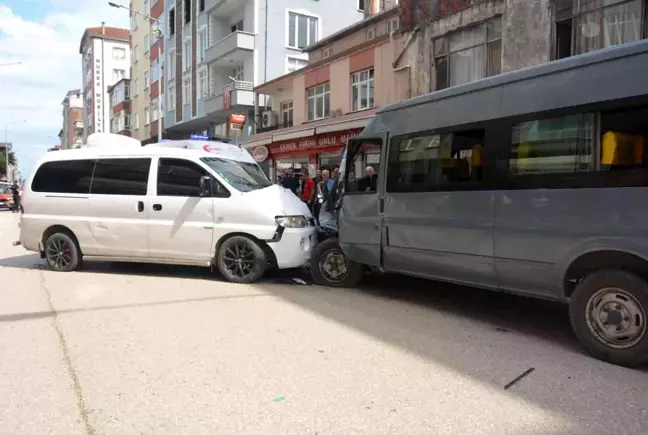 Ordu haberi! Ordu'da minibüsler çarpıştı: 2 yaralı