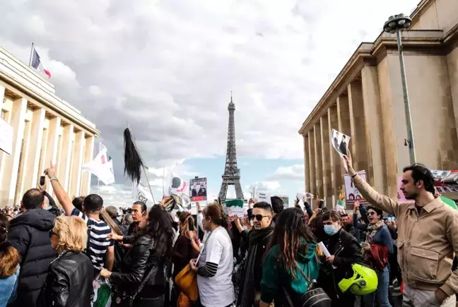 Paris'te Mahsa Amini'nin ölümü protesto edildi