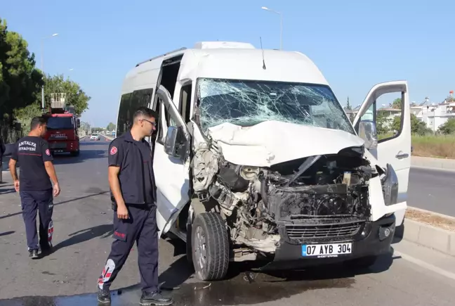 Son dakika haberi: Antalya'da tur minibüsü ile kamyonun çarpıştığı kazada 2 kişi yaralandı