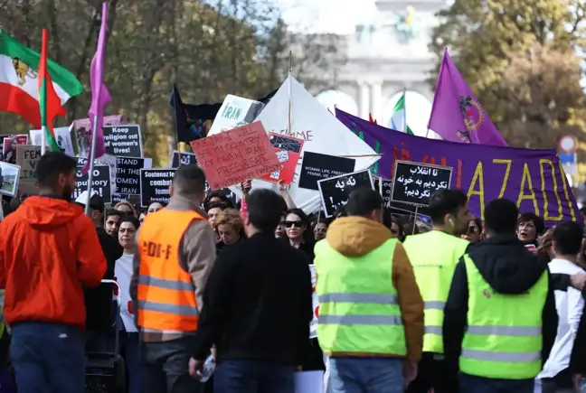 Son dakika haber... İranlı Mahsa Emini'nin ölümü Atina'da protesto edildi