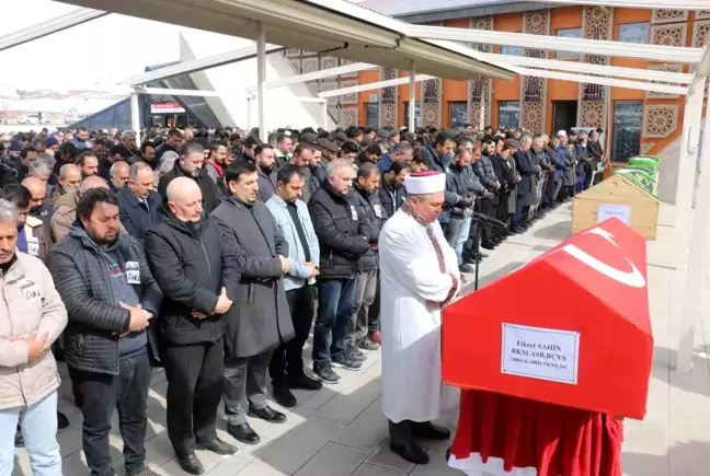 Depremde 4 kişilik aile yok oldu! Yan yana dizilen tabutlar yürekleri dağladı