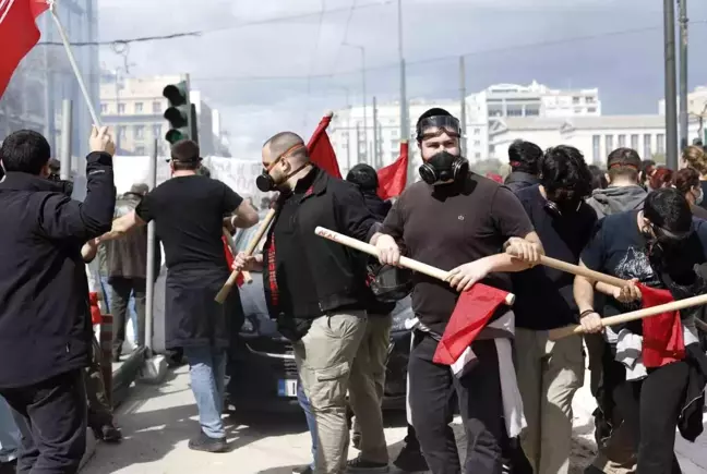 Atina'da tren kazası protestosunda göstericiler polisle çatıştıGözaltına alınan 6 kişiden 5'i tutuklandı