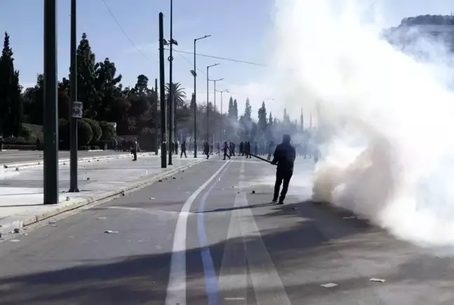 Yunanistan'da sular durulmuyor! Sokağa inen 50 bin kişi tren kazasını protesto etti