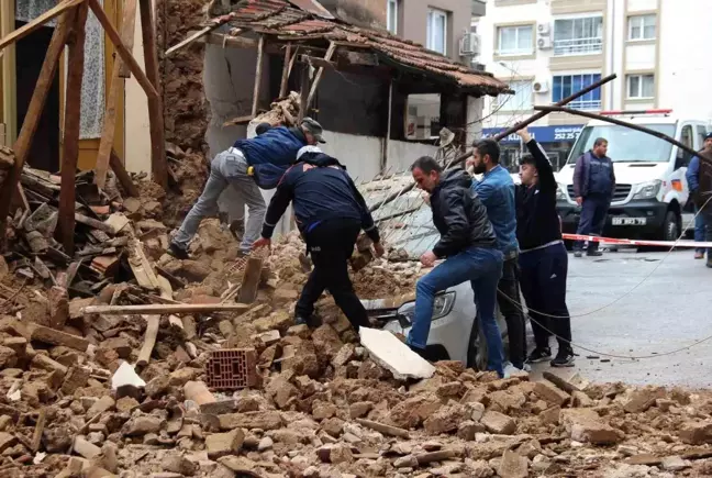 İzmir'de metruk bina bir aracın üstüne çöktü