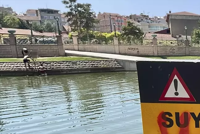 Eskişehir'de Sıcaktan Bunalan Çocuklar Porsuk Çayı'na Giriyor