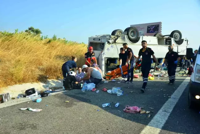 Manisa'da tarım işçilerini taşıyan minibüs ile otomobil çarpıştı: 1'i ağır 30 yaralı