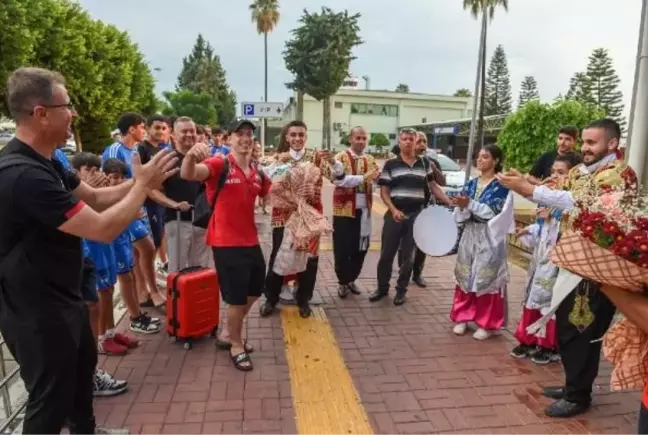 Cimnastik Milli Takımı Adana Çiftetellisi ile Karşılandı