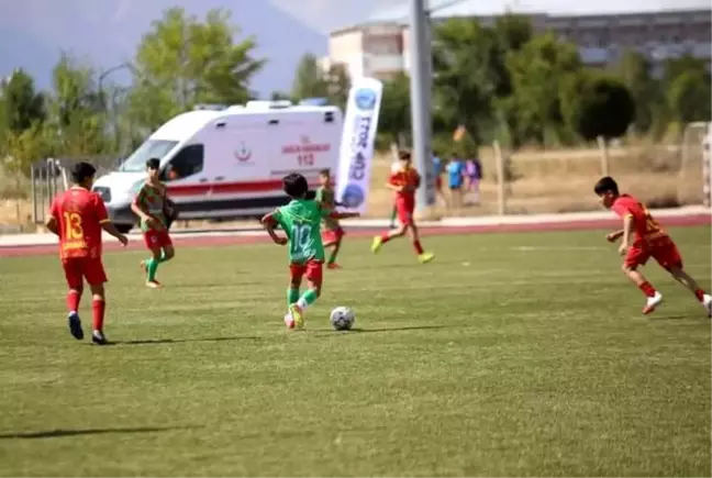 Ağrı'da düzenlenen futbol turnuvasının şampiyonu Diyarbakırlı depremzede çocuklar