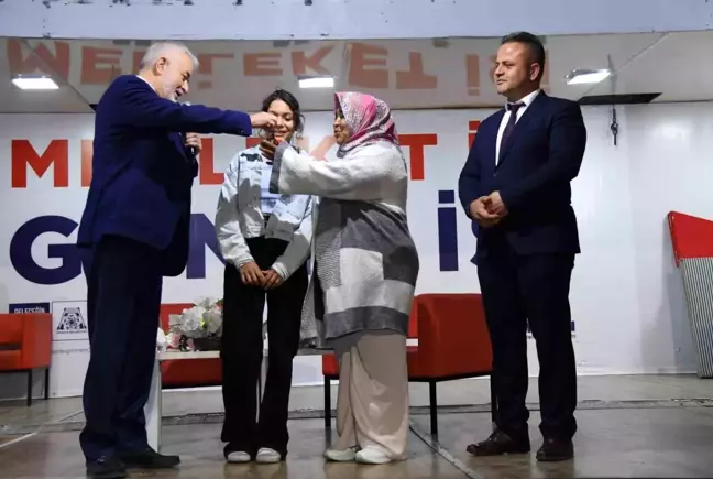 Isparta Belediye Başkanı Şükrü Başdeğirmen, yangında evini kaybeden Mercan ailesine yeni ev teslim etti