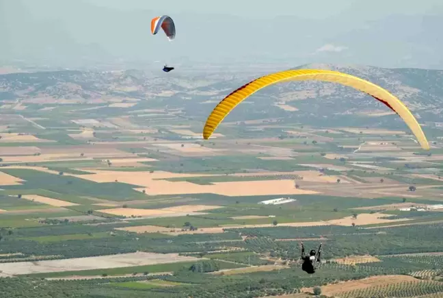 Manisa'da Paraşüt Sporu Yükselişte