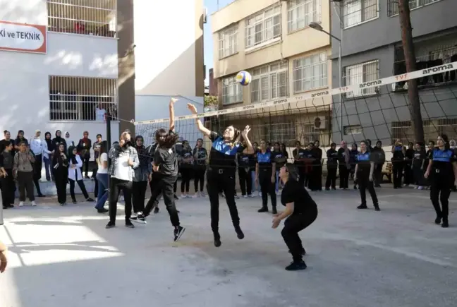 Adana'da kadın polisler voleybol kursu alan kızlarla maç yaptı