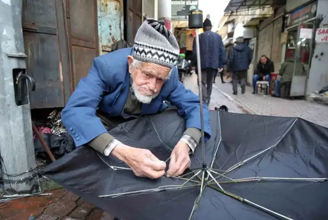 Samsun'da 94 yaşındaki şemsiye tamircisi büyük ilgi görüyor