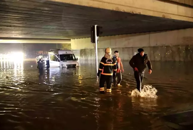 Gaziantep'te Sağanak Nedeniyle Mahsur Kalan Araçlar Kurtarıldı