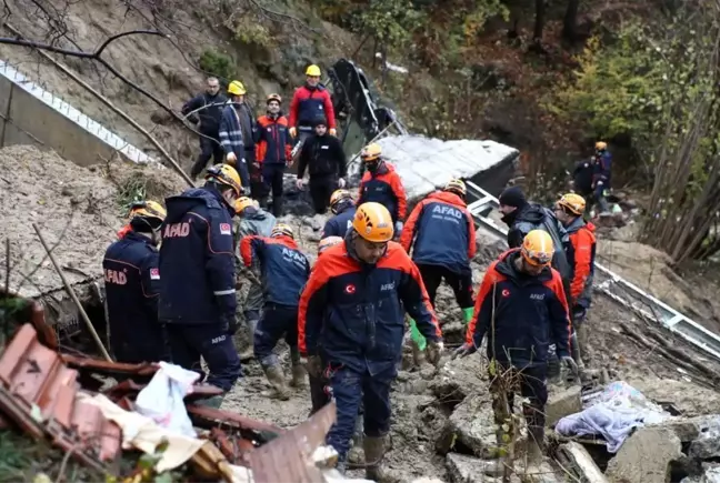 Zonguldak'ta Heyelan Sonucu 21 Kurtarma Görevlisi Yaralandı