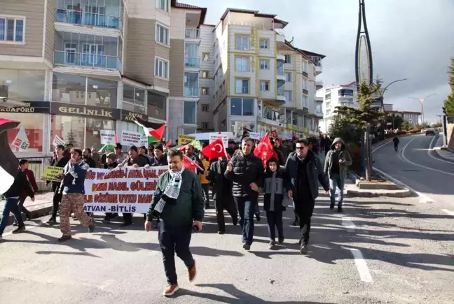 Bitlis'te İsrail saldırılarını kınamak için yürüyüş düzenlendi