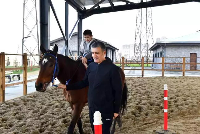 Down Sendromlu Çocuk At Binicilik Tesisi'nde Hırçınlığından Kurtuldu