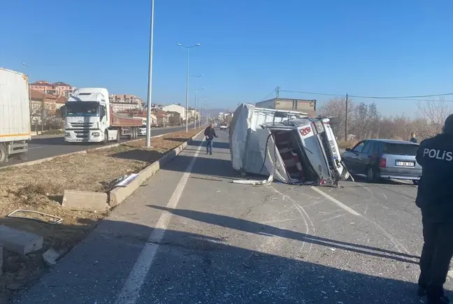 Kayseri'de kamyon devrildi, 3 kişi yaralandı