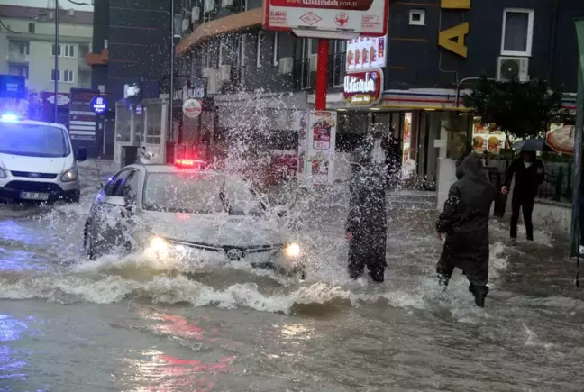 Antalya'da Sağanak Yağış Hayatı Olumsuz Etkiledi