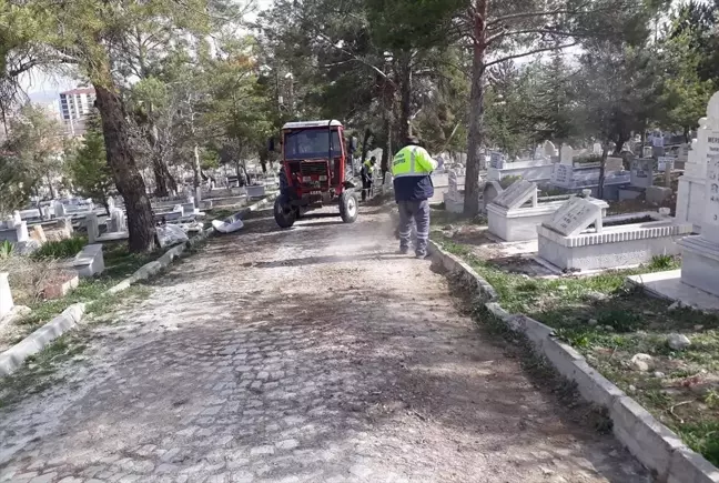Sorgun Belediyesi Ramazan Bayramı öncesinde mezarlıklarda temizlik çalışması gerçekleştirdi