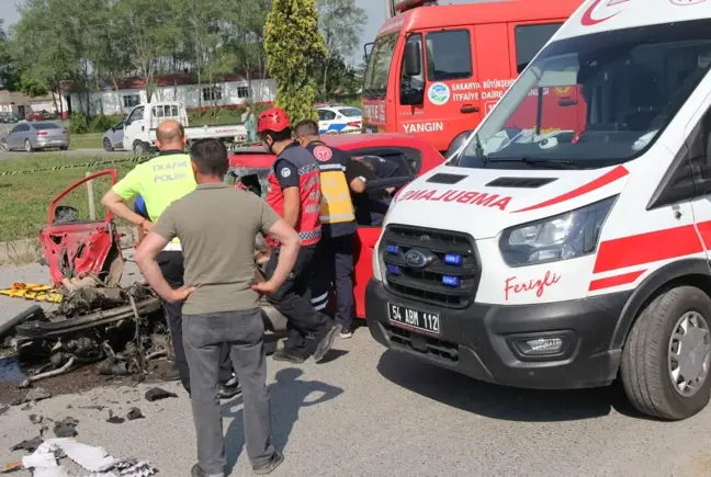 Ferizli'de Hafriyat Kamyonu ile Otomobil Çarpıştı: 2 Kişi Hayatını Kaybetti