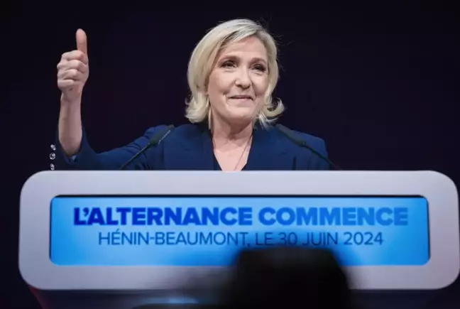 Fransa'da Le Pen'i engellemek için aday çekme kararı